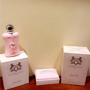 De Marly “Delina”
Perfume Elegant Pink Perfume Bottle with Decorative Ribbon